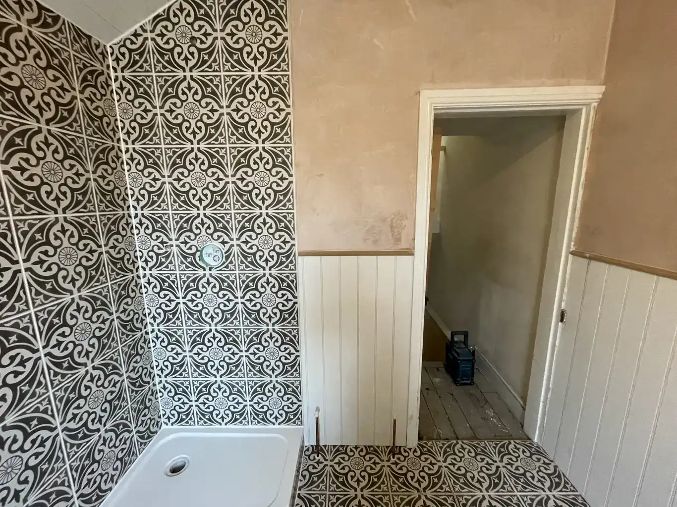 Patterned tiles in a tanked shower area